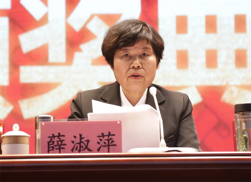 集团党委常委、徐州市树恩中学总校长薛淑萍同志宣读表彰决定